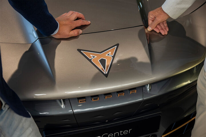 Pon Center CUPRA Utrecht Close up embleem