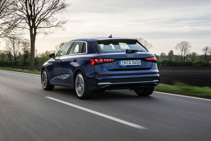 Vernieuwde Audi A3 Sportback Blauw Rijdend Linksachter