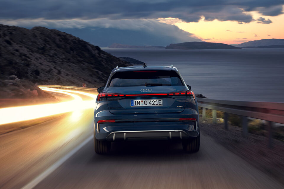 Nieuwe Audi Q4 e-tron rijdend achter