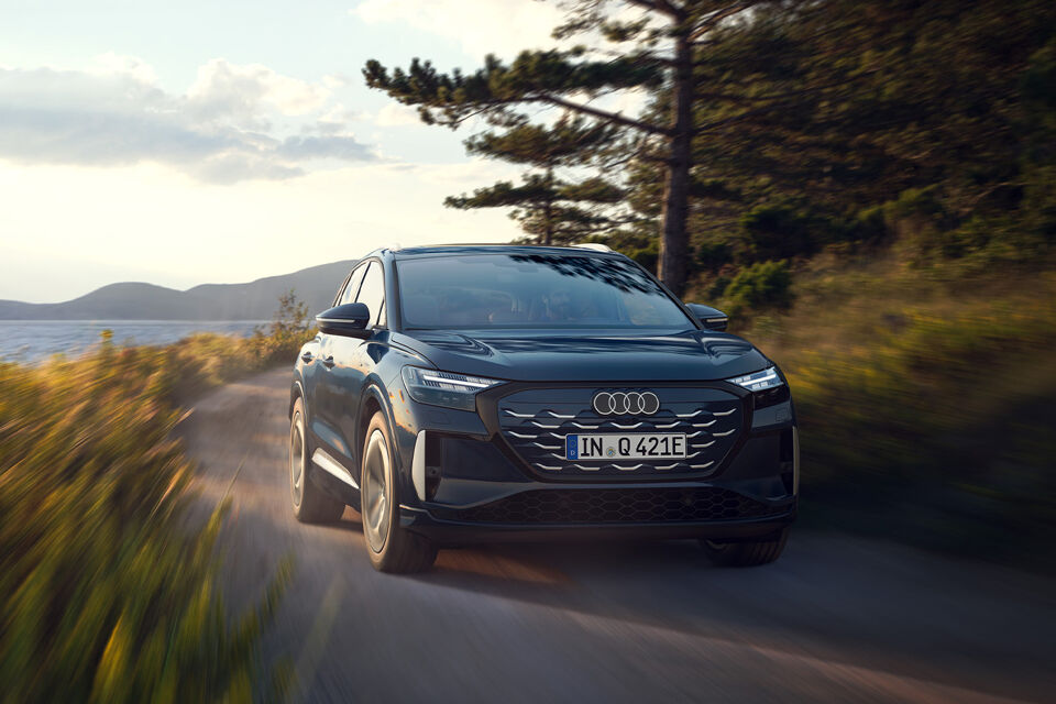 Nieuwe Audi Q4 e-tron rijdend zandweg