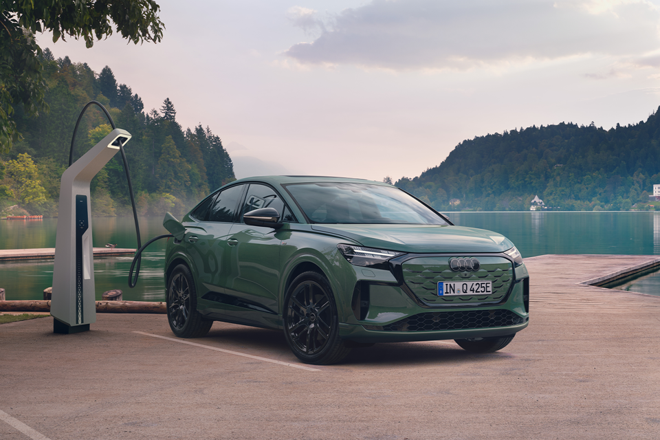 Nieuwe Audi Q4 Sportback e-tron rechtsvoor ladend