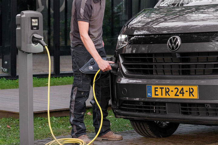 volkswagen-e-transporter-grijs-laden-pon-center