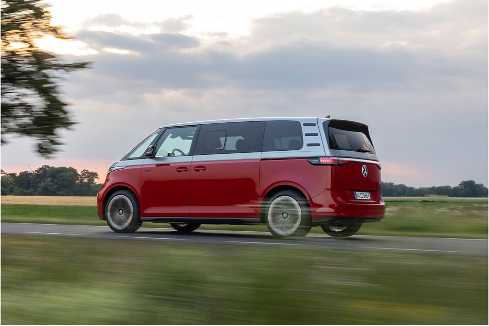 volkswagen-id-buzz-rood-zilver-zijkant-achterkant