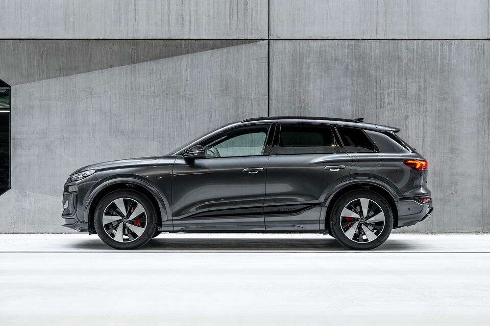 Audi Q6 e-tron grijs links