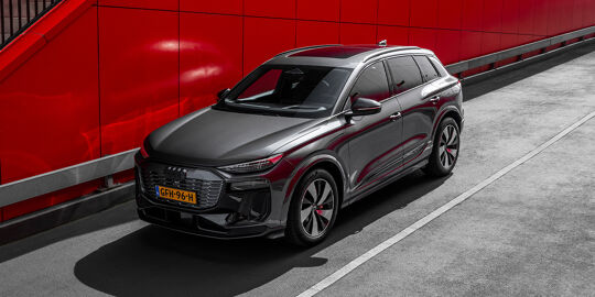 Audi Q6 e-tron grijs linksvoor card