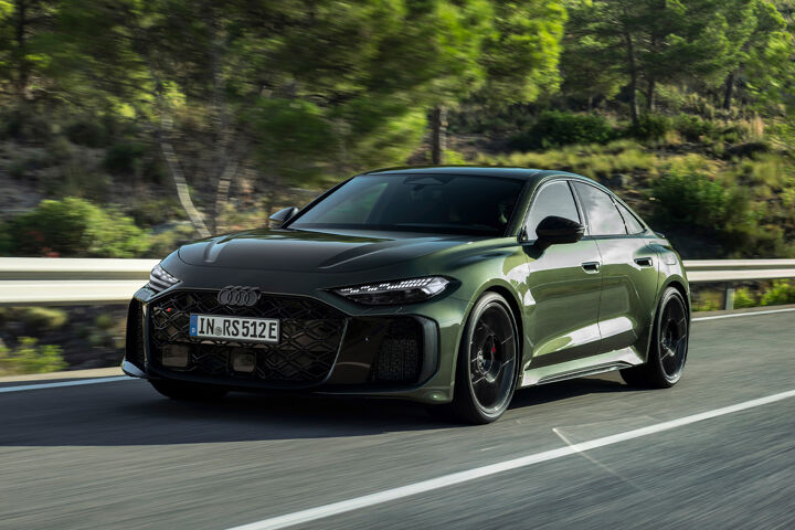 Audi RS 5 Limousine rijdend linksvoor (2)