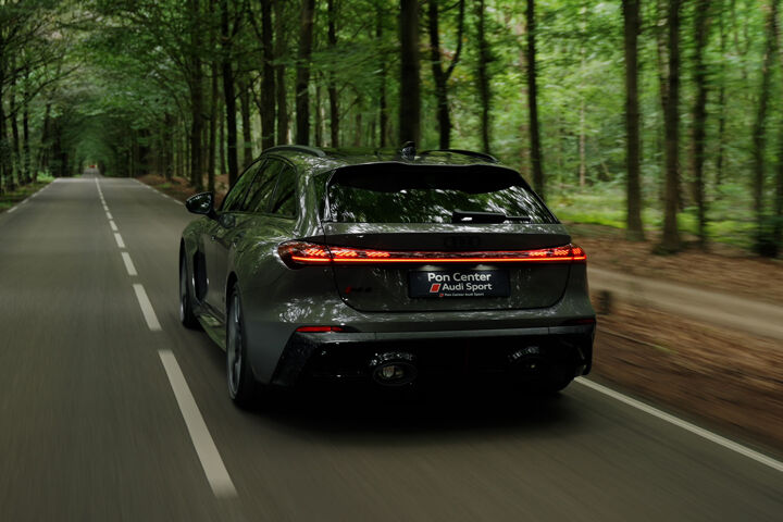 Audi RS5 Avant Still rijdend bos achterkant