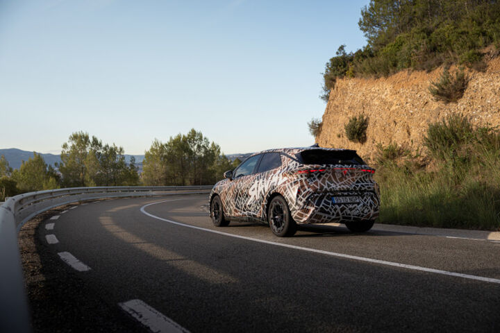 CUPRA Raval Camouflage rijdend bergen LA