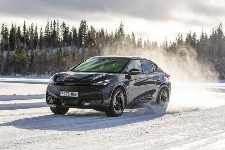 CUPRA Tavascan Sneeuw Linksvoor Content