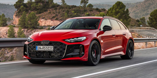 Nieuwe Audi RS 5 Avant Rood Linksvoor Rijdend Hero Mobile