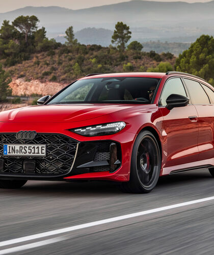 Nieuwe Audi RS 5 Avant Rood Linksvoor Rijdend Hero Mobile