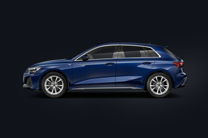 Vernieuwde Audi A3 Sportback Blauw Links Studio