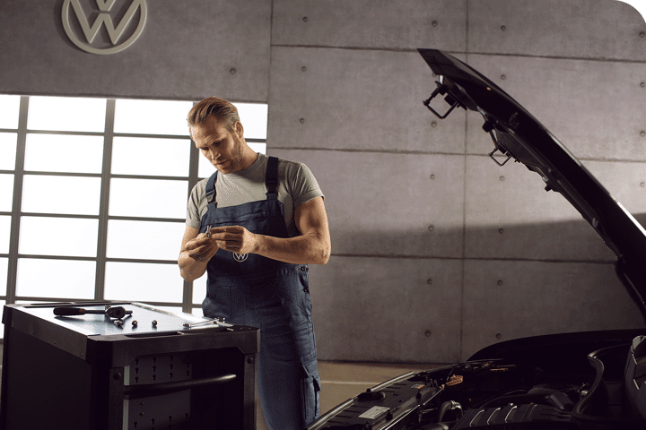 Volkswagen-Onderhoud_0000s_0002_Service-Workshop-Motifs---Campaign---Stay-Original---Spark-plug-change-1---JPG