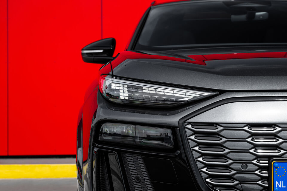 Audi Q6 e-tron grijs koplamp