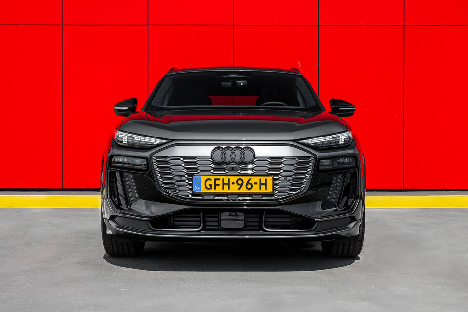 Audi Q6 e-tron grijs voorkant