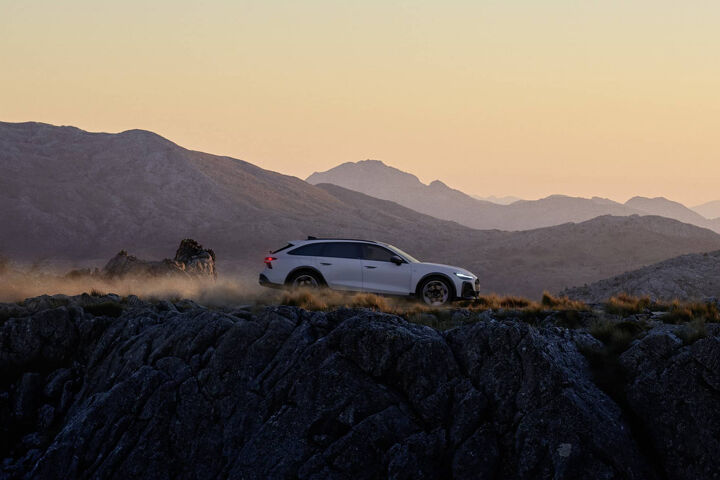 De nieuwe A6 allroad e-hybrid quattro door het zand
