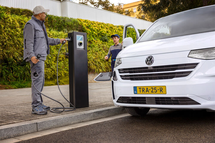 Transporter e-hybrid laden