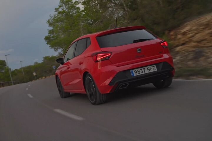 Vernieuwde-SEAT-Ibiza-Rood-Rijdend-Natuur-Thumbnail