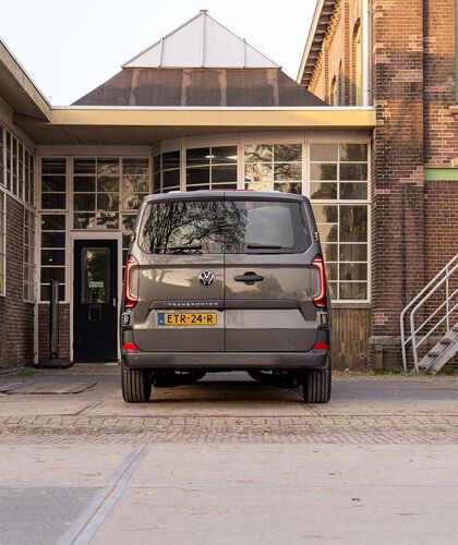 volkswagen-e-transporter-grijs-achterkant-pon-center