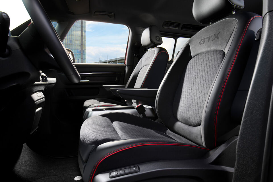 volkswagen-id-buzz-rood-zilver-interieur-voorstoelen