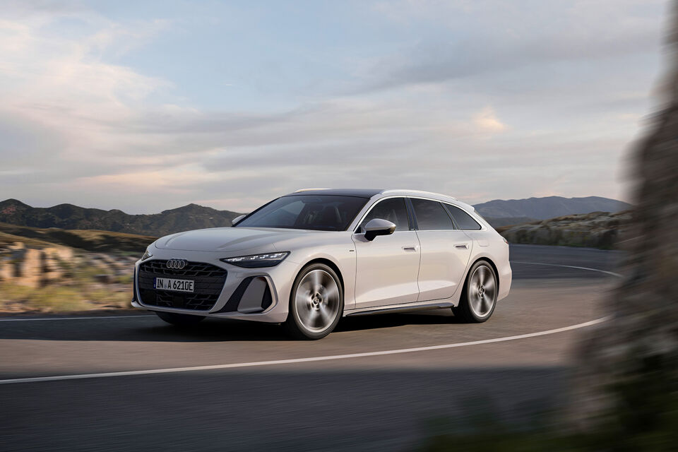 A6 Avant e-hybrid linksvoor rijdend