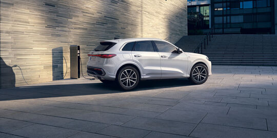 Audi Q5 e-hybrid - hero