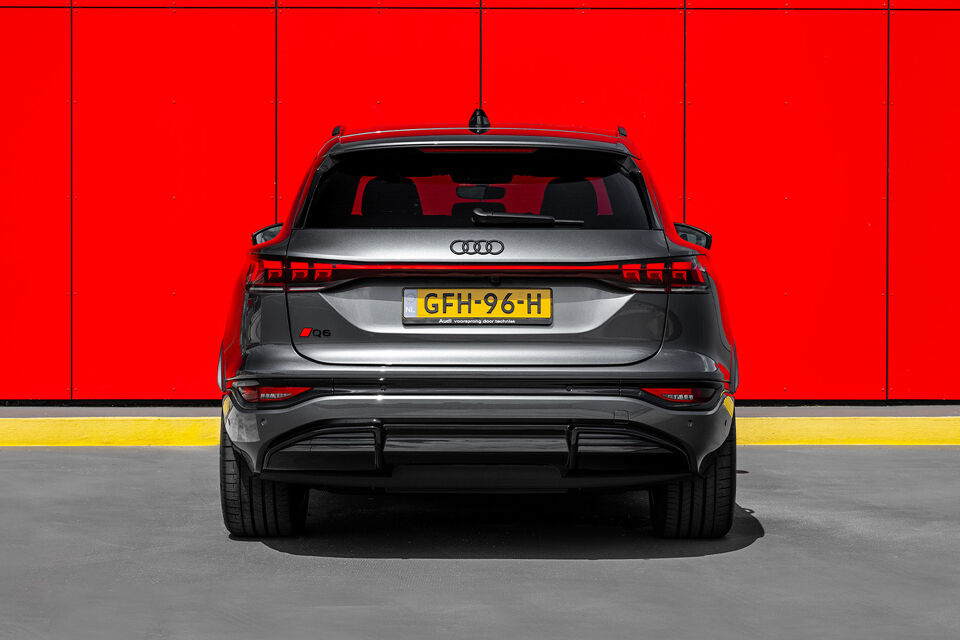 Audi Q6 e-tron grijs achterkant