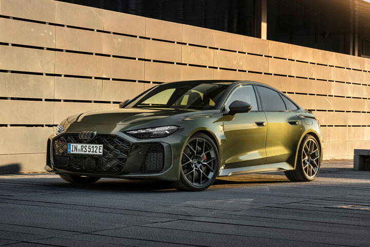 Audi RS 5 Limousine rijdend linksvoor