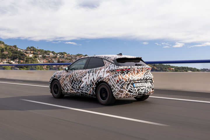 CUPRA Raval Camouflage rijdend brug LA