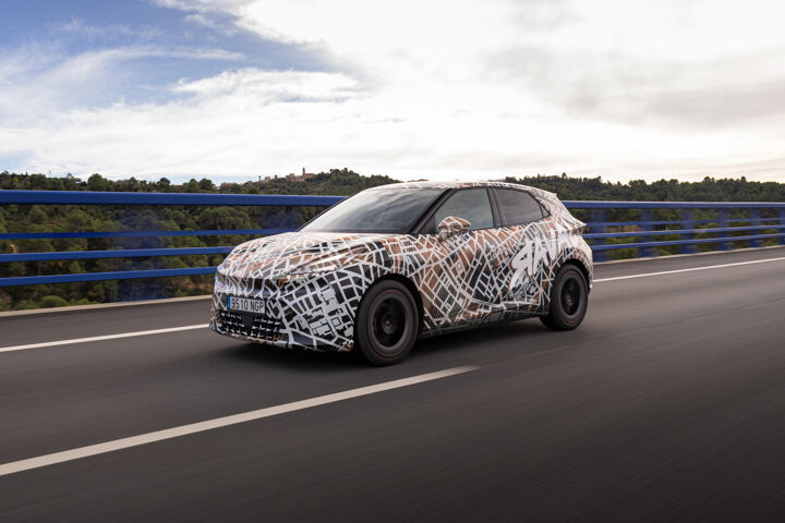 CUPRA Raval Camouflage rijdend brug LV