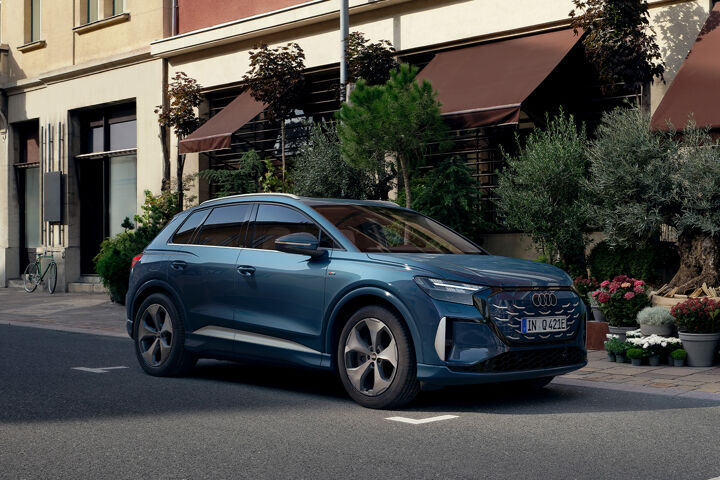 Nieuwe Audi Q4 e-tron rechtsvoor straat