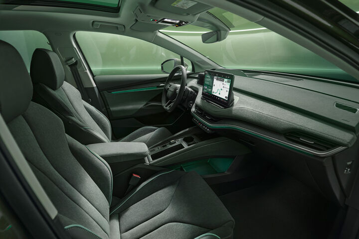 skoda-enyaq-2025-groen-middenconsole