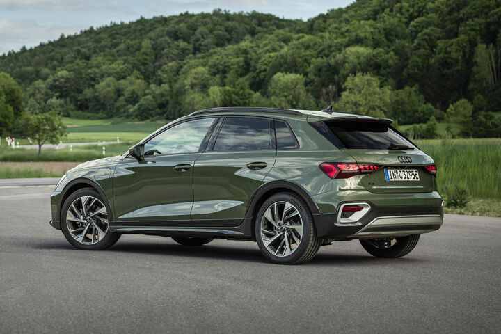 Vernieuwde Audi A3 Allstreet e-hybrid Groen Links Stilstaand