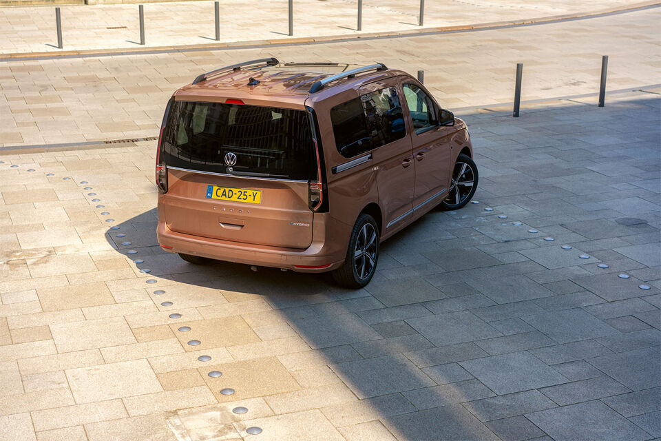 volkswagen-caddy-kombi-ehybrid-oranje-achterkant