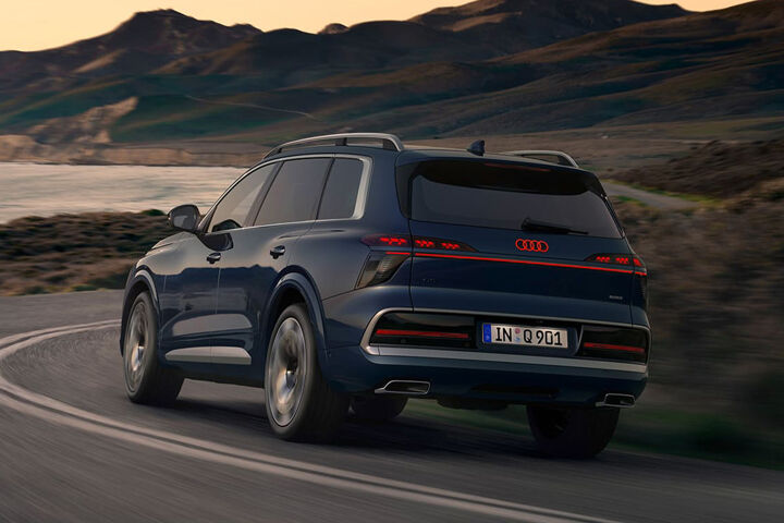 Audi Q9 rechtsachter rijdend