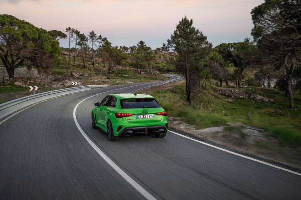 audi-rs3-sportback-groen-rijdend-achterkant