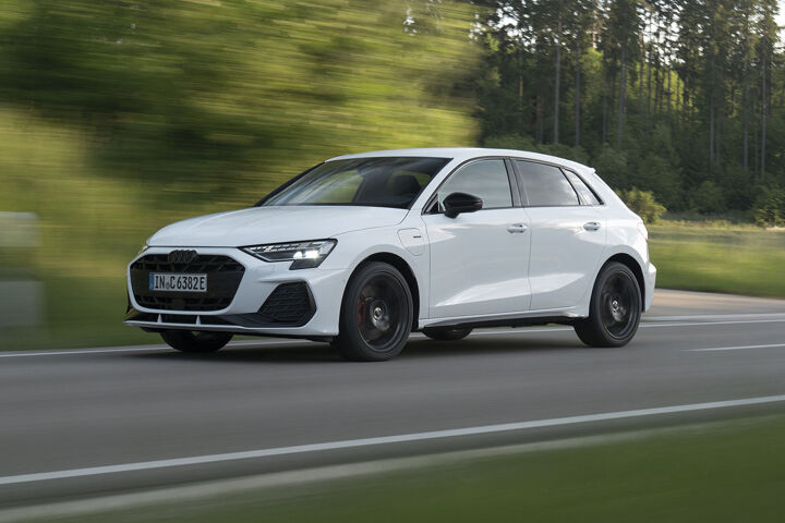 De vernieuwde Audi A3 Sportback e-hybrid wit rijdend linksvoor