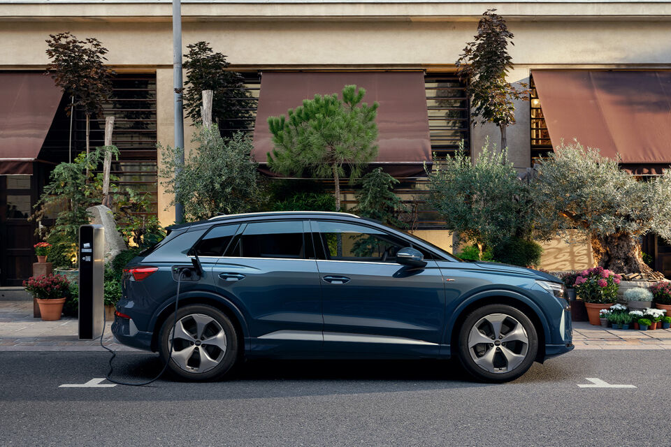 Nieuwe Audi Q4 e-tron rechts straat
