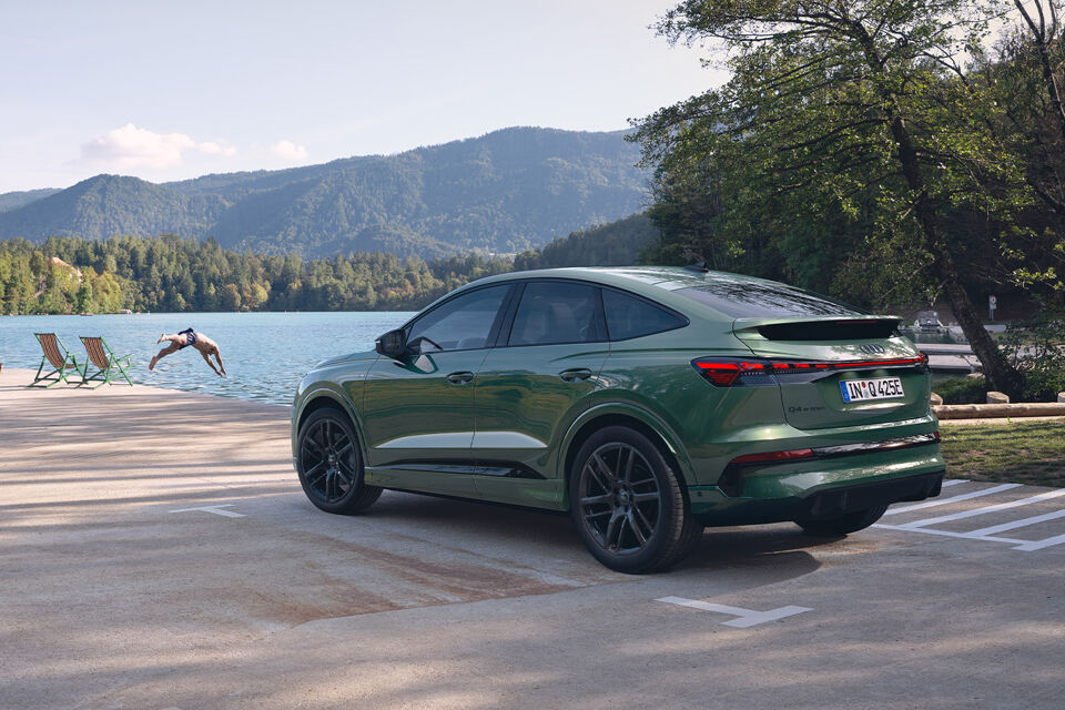 Nieuwe Audi Q4 Sportback e-tron linksachter meer