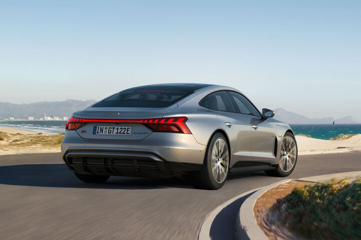 S e-tron gt quattro RA rijdend