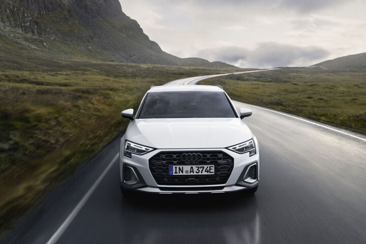 Vernieuwde Audi A3 Allstreet e-hybrid wit rijdend vooraanzicht
