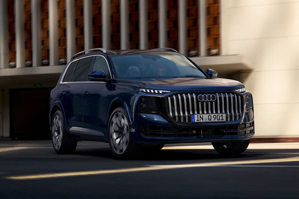 Audi Q9 rechtsvoor voor gebouw