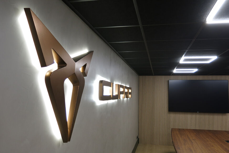 CUPRA Garage Utrecht logo muur